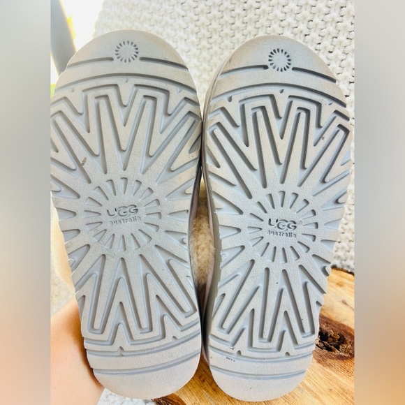 UGG kids slippers inside and outdoor silver sequin size 1 gentle used - Picture 4 of 7